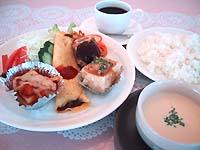 『日替りランチ・土曜日』700円。ポーク野菜巻き揚げ・ミートオムレツ・ピザ風焼きハンペン・揚げ出し豆腐。