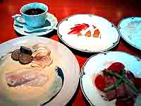 『ビストロランチ』９８０円（スモーク牛タンと緑健トマトの前菜、グリーンサラダ、白身魚のソテーヌワイン蒸し、ライス、コーヒー、デザート）