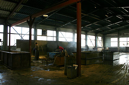 工場内の作業風景