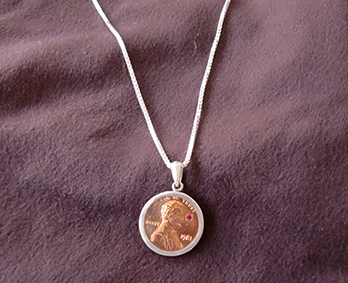 「幸福のコイン」と呼ばれるアメリカのペニー（1セント硬貨）＋誕生石は、同店の大人気商品