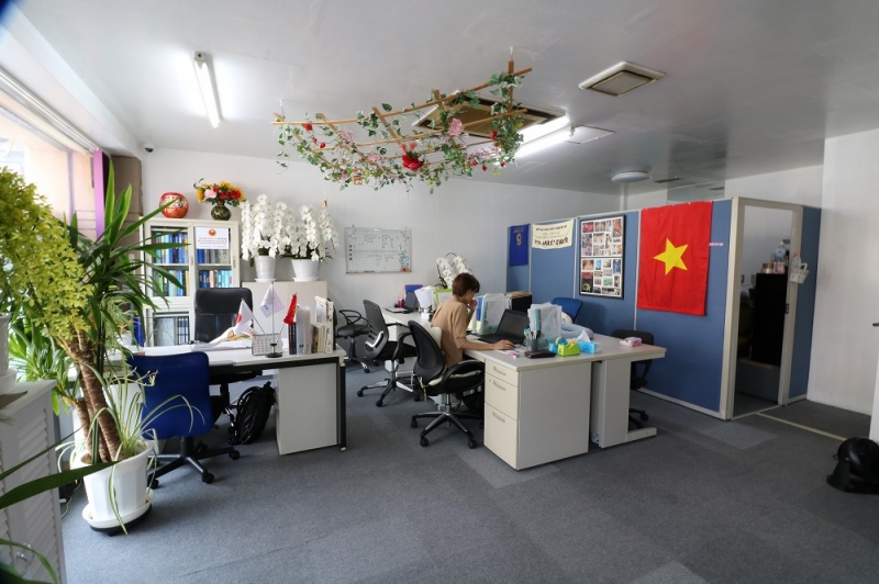 金星紅旗を掲げた広いオフィス