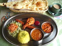 Aランチ:ラムチャンセット(¥1000)カレー2種(肉、野菜)ガーリックチキン、シークカバブナン、カップライスサラダ、ドリンク
