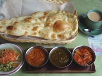 Bランチ:3色カレーセット(¥800)カレー3種類(日替り。取材日はキーマ、しめじとじゃがいも、ほうれんそうとグリンピース)ナンまたはライス、サラダ、ドリンク