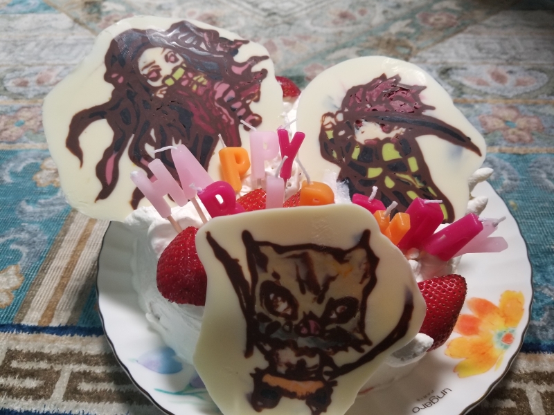ご長男のお誕生日に作った鬼滅ケーキ。お子さんに内緒で夜中にチョコレートでキャラクター作ったそう! ママの愛情たっぷり♪ 出来栄えはプロ! すごすぎます!