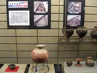 喜多町遺跡から発掘された壷　この赤もベンガラで色づけしたそうです