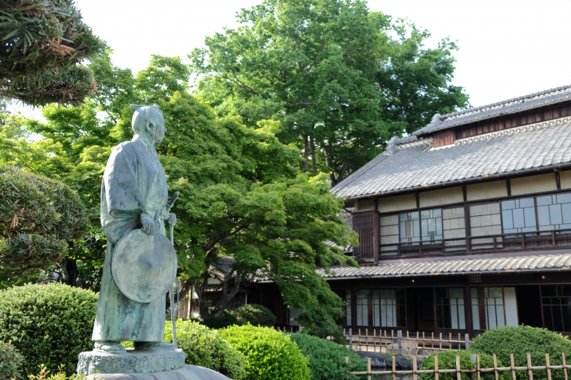 若き日の渋沢栄一像と『中の家』