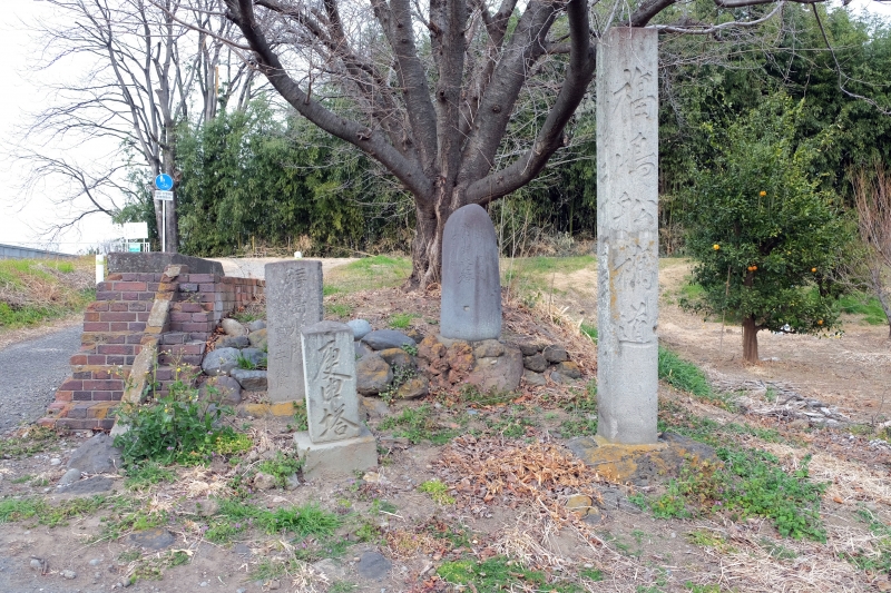 水門跡と並ぶ石碑
