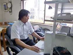 職場でパソコンに向かう吉澤さん。