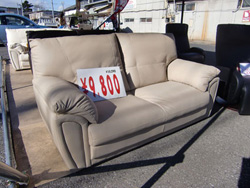 値段では右に出るところなし！ ご覧のソファーがなんと9,800円！