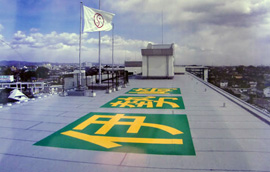 伊勢崎市役所屋上に製作したヘリサイン。一文字が4m真四角という大きさ！
