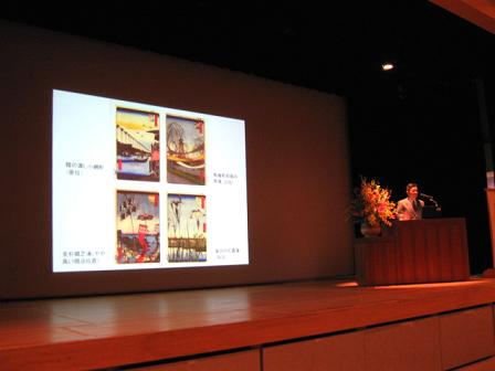 「名所江戸百景」の絵画をスライドで説明