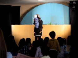 伊勢崎市図書館で人形劇が行われました<br />かわいい人形に大喜びの子供たち