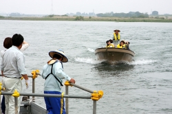 島村渡船フェスタ2009<br />河川敷で楽しくのんびりと過ごす島村渡船フェスタ