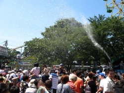 華蔵寺公園遊園地『真夏の降雪ショー』　開催<br />真夏の遊園地で色んな『冷えぇ～♪体験』しよう！！
