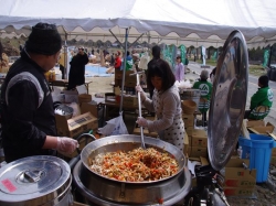 宮城県牡鹿半島十八成浜ﾁｴﾝｿｰｱｰﾄ炊き出し、野菜販売。