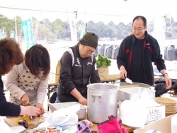 宮城県牡鹿半島十八成浜ﾁｴﾝｿｰｱｰﾄ炊き出し、野菜販売。