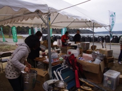 宮城県牡鹿半島十八成浜ﾁｴﾝｿｰｱｰﾄ炊き出し、野菜販売。
