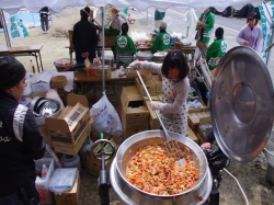 宮城県牡鹿半島十八成浜ﾁｴﾝｿｰｱｰﾄ炊き出し、野菜販売。