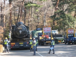 華蔵寺公園遊園地のSL搬出作業<br />このSLどうやって遊園地から出すんでしょうね