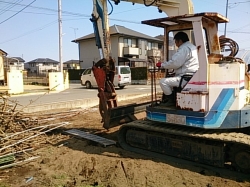 豪雪被害にあったビニールハウスの撤去作業