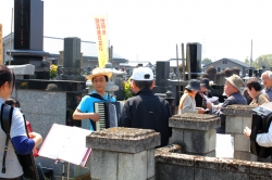 平和行進の先駆者西本あつしさんの墓参に参加