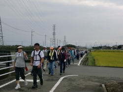 雨あがり、秋の涼風の中“はつらつウォーキング”